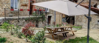 Maison familiale chaleureuse pour 12 pers. avec jardin dans le Forez