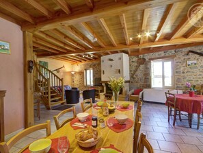 Dining - Spacious lodging in nature with fireplace and outdoor activities (Saint-Romain-d'Urfé)