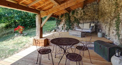 Gßte spacieux en campagne avec jacuzzi, sauna et jeux extérieurs