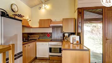 Een koelkast, een microgolfoven, een vaatwasser