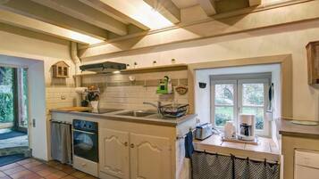 Frigorífico, microondas, lavavajillas y cafetera o tetera