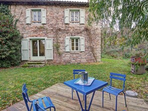 Outdoor dining - Detached cottage for 8, fireplace, pets allowed, tranquil nature (Salt-en-Donzy)