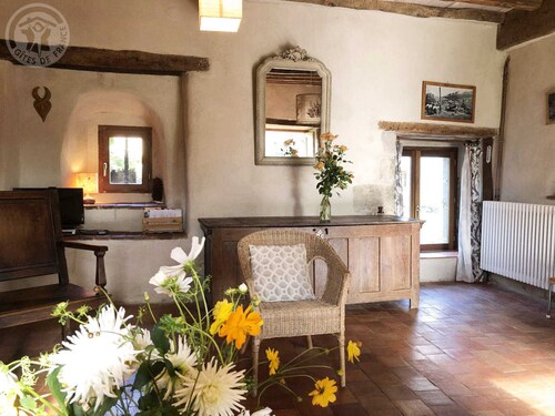 Charming cottage with pool, Wi-Fi and pets allowed