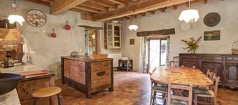 Historic cottage with pool and pets allowed