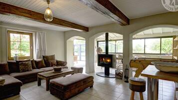 Televisie, een open haard en een tafeltennistafel