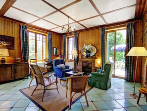 Télévision, cheminée, table de tennis de table