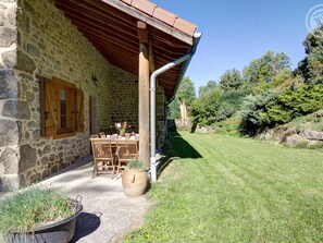 Outdoor dining - Stone house with sauna and garden in Chalmazel (Jeansagnière)