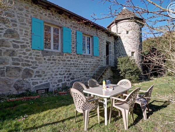 Outdoor dining - 13th Century Character Cottage with Fireplace and Wi-Fi (Marlhes)