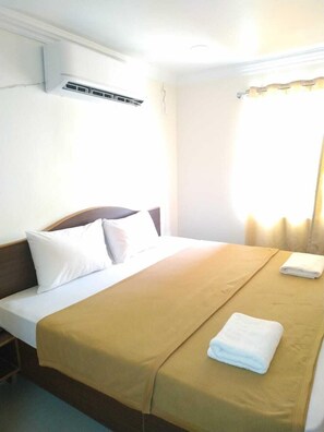 Shower, free toiletries, towels