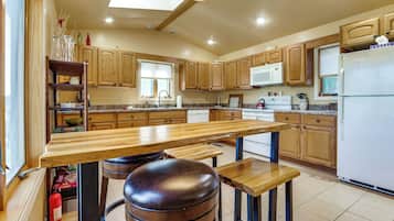 Fridge, microwave, stovetop, dishwasher