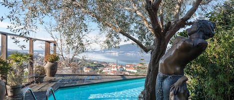 Een buitenzwembad, een verwarmd zwembad