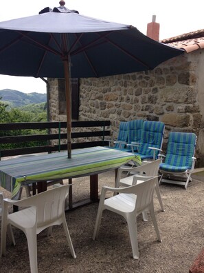 Outdoor dining - Comfortable house with swimming pool in the ardèchoise mountain (Saint-Joseph-des-Bancs)