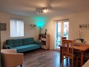 TV, DVD player - Cosy Apartment with Balcony (Herne Bay)
