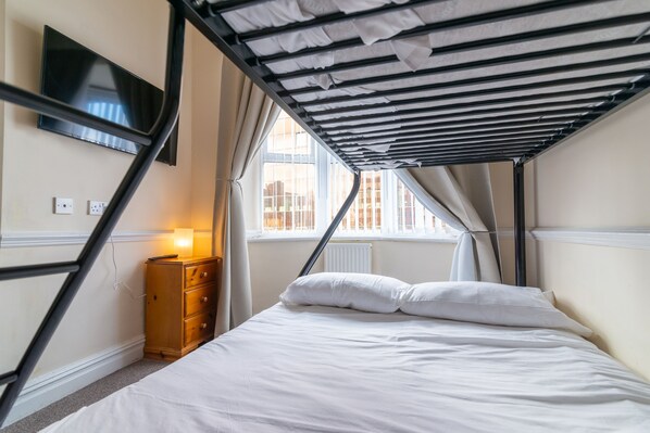 Kolmen hengen perushuone | Oleskelualue | Taulutelevisio