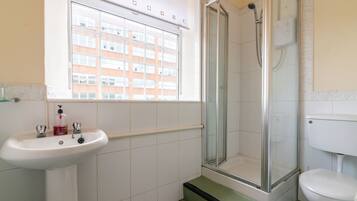 Superior Triple Room | Bathroom | Towels