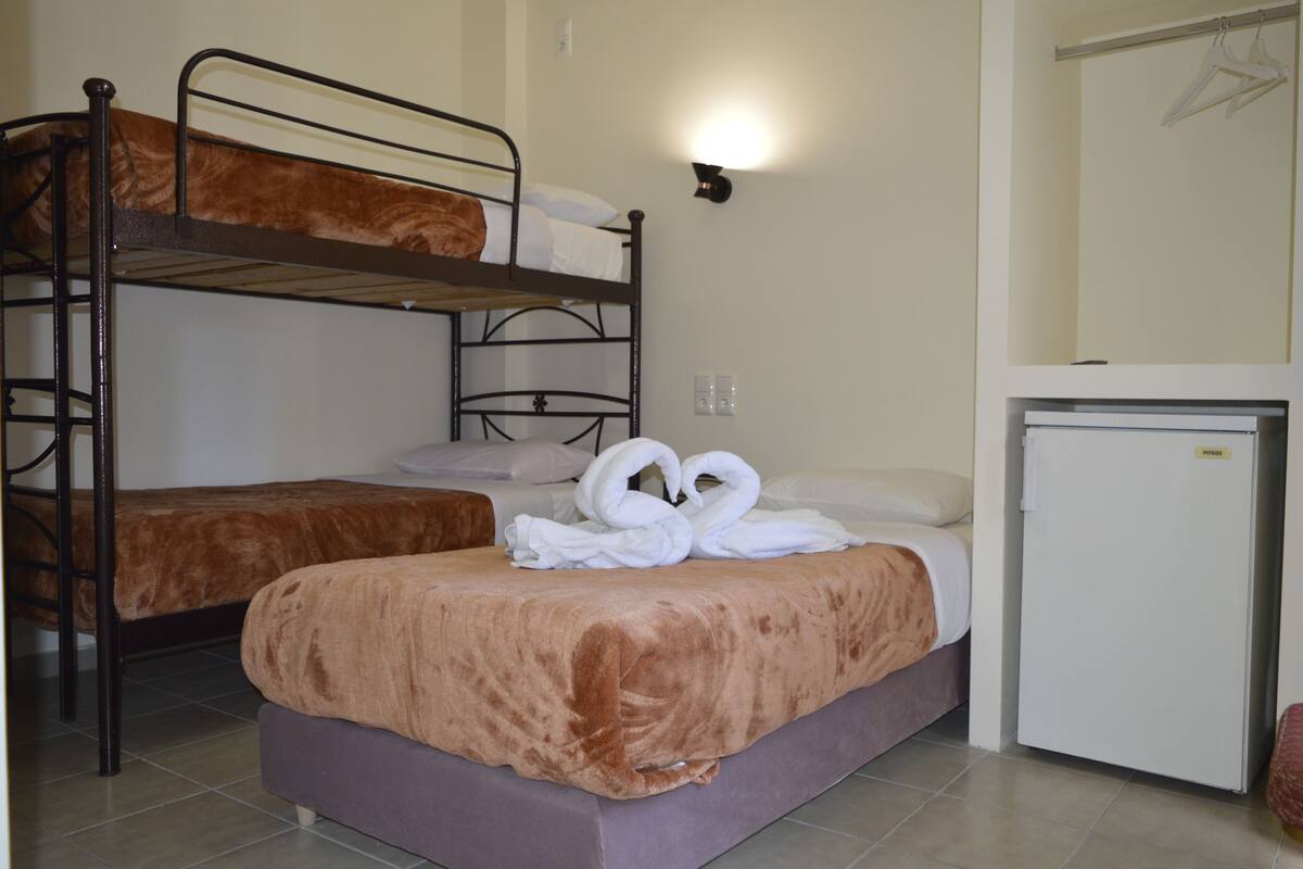 Chambre Triple Économique | Fer et planche à repasser, Wi-Fi gratuit