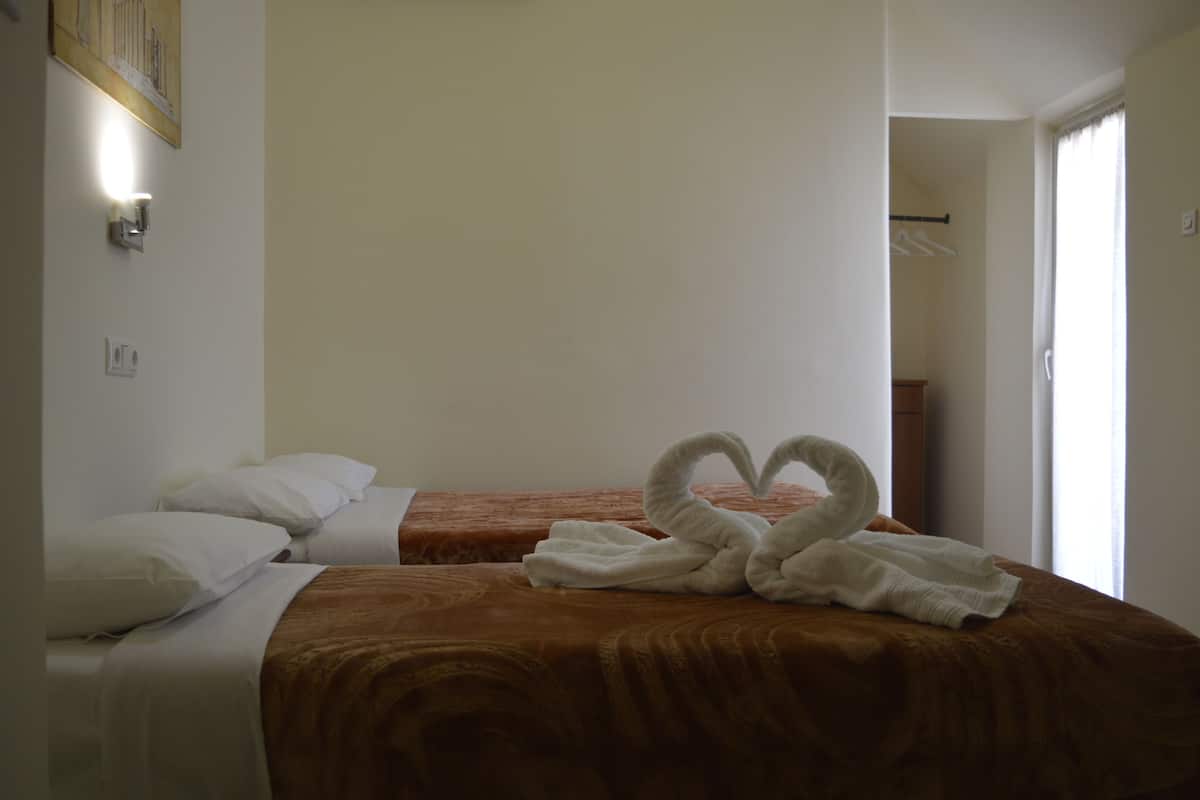 Chambre Triple, balcon | Fer et planche à repasser, Wi-Fi gratuit