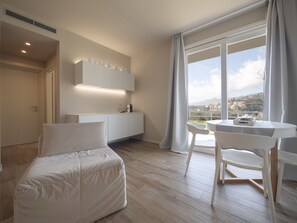 Studio – superior | Eget kjøkken | Kjøleskap, kaffetrakter/tekoker, vannkoker og høy barnestol