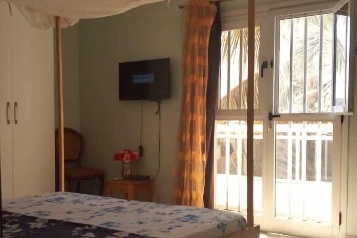 Camera doppia | Una scrivania, Wi-Fi gratuito, lenzuola