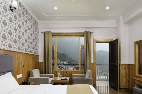 Premium Room | 1 bedroom, premium bedding, individually furnished, desk