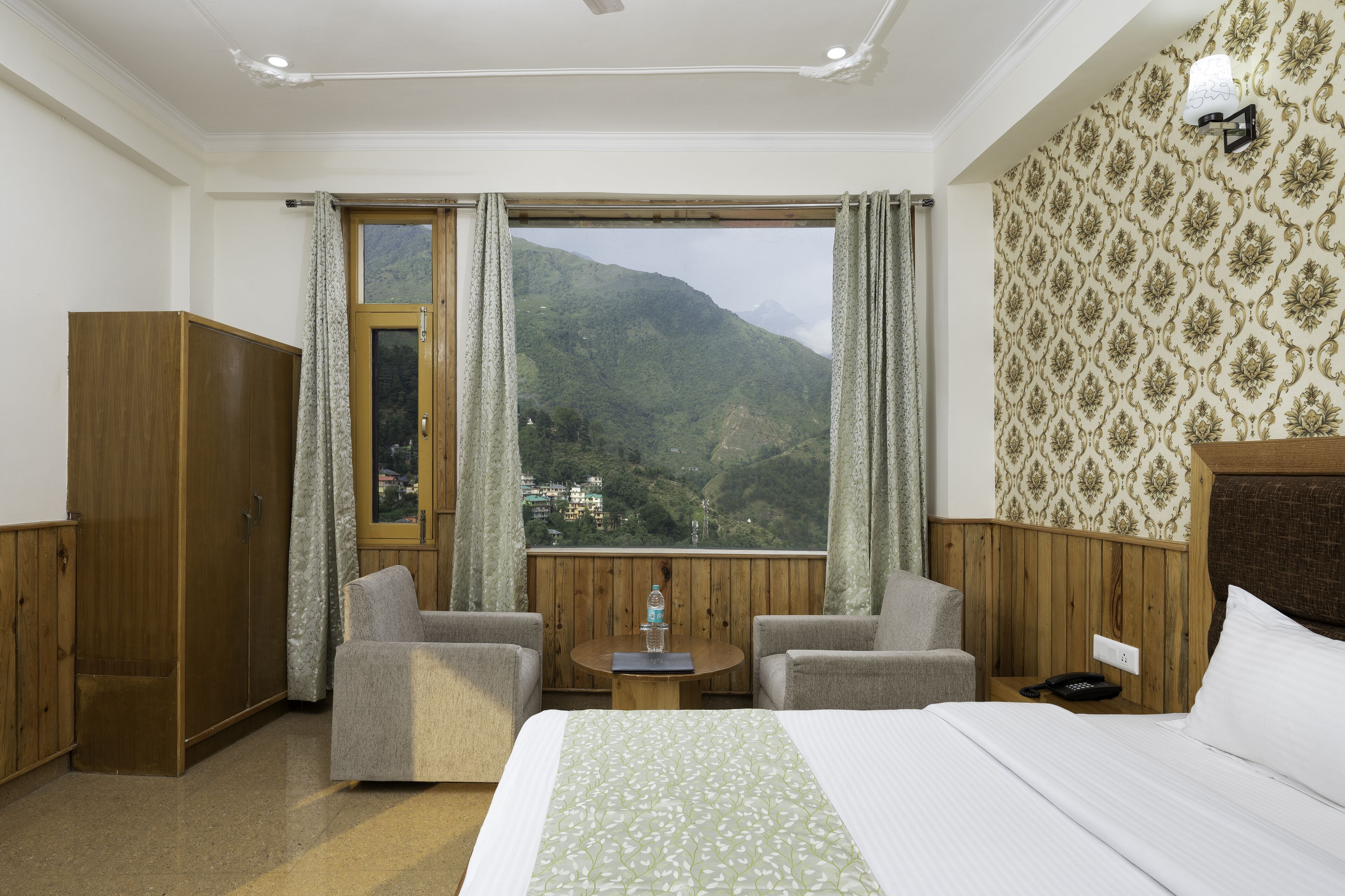 Premium-Zimmer | Hochwertige Bettwaren, individuell eingerichtet, Schreibtisch