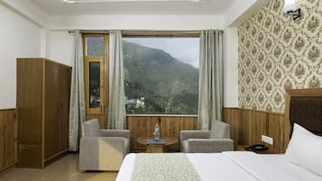 Premium-Zimmer | Hochwertige Bettwaren, individuell eingerichtet, Schreibtisch