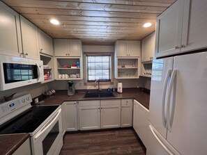 Fridge, microwave, oven, stovetop - Awesome Cabin Near Cave Run Lake and Morehead State University!! (Morehead)