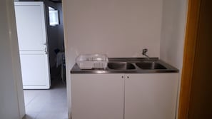 Réfrigérateur, batterie de cuisine, vaisselle et ustensiles