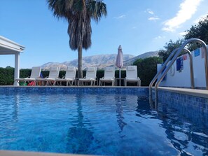 Piscine extérieure, chaises longues