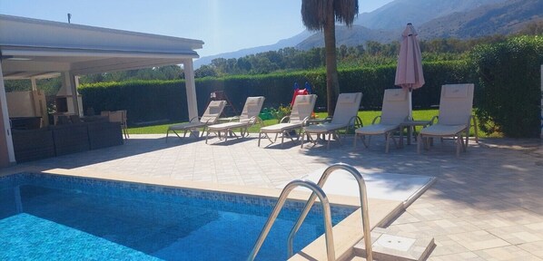 Piscine extérieure, chaises longues