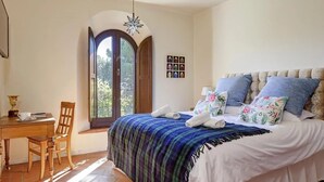 A bedroom with a bed, a desk, and a window. - Villa with infinity pool (Gaucín)