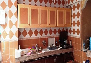 Kühlschrank, Ofen, Herdplatte, Wasserkocher mit Kaffee-/Teezubehör