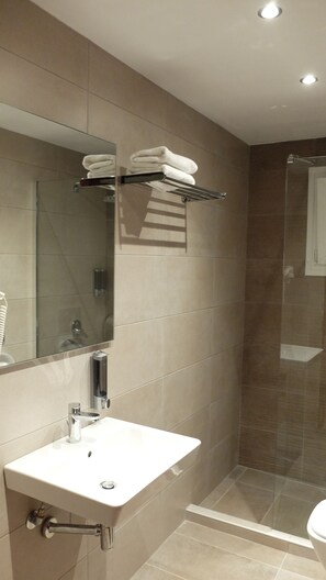 Basic Apartment (Helena) | Bathroom | Shower, hair dryer, towels, soap