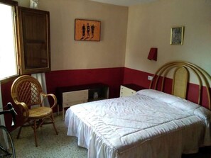 3 chambres, bureau, fer et planche à repasser, accès au Wi-Fi (inclus)