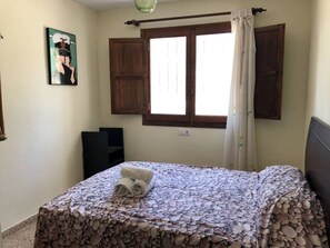 3 bedrooms, desk, iron/ironing board, free WiFi