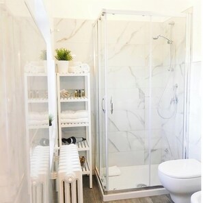Douche, sèche-cheveux, bidet, serviettes fournies