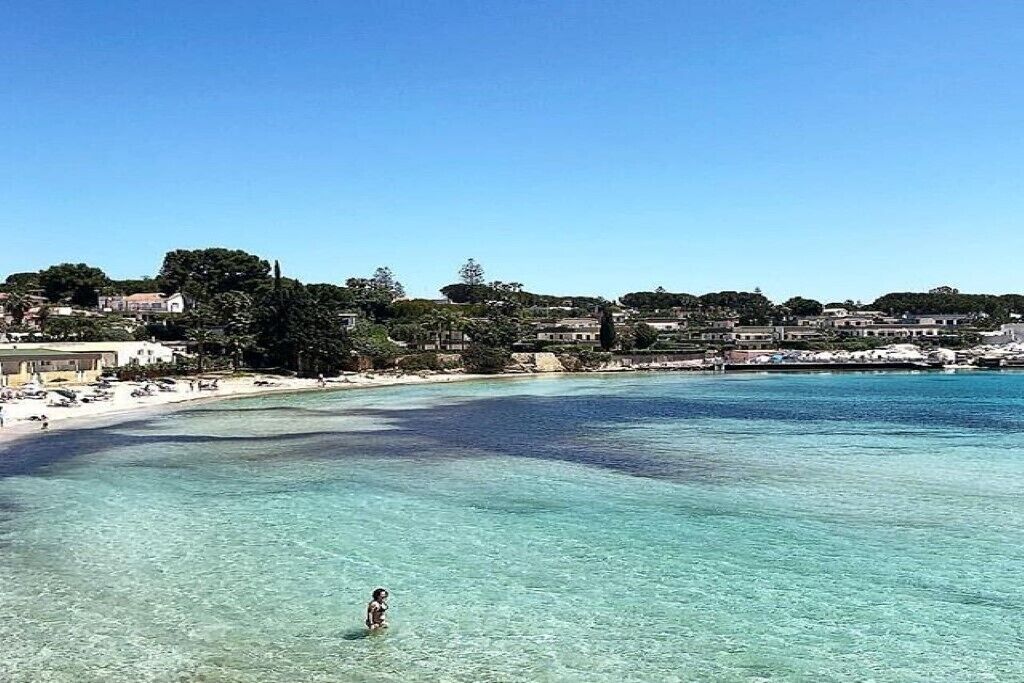 Playa en los alrededores y camastros 