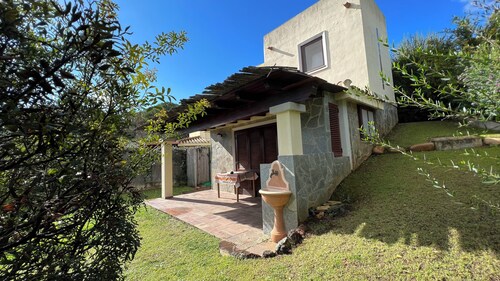 Helle Villa mit Garten, Klimaanlage, Grill und Privatparkplatz. 