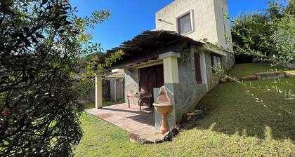 Helle Villa mit Garten, Klimaanlage, Grill und Privatparkplatz.