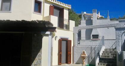 Villa lumineuse avec jardin, air conditionné, barbecue et parking privé.