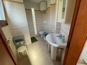 Douche, sèche-cheveux, bidet, serviettes fournies