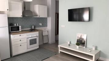 Een koelkast, een microgolfoven, een oven, een broodrooster