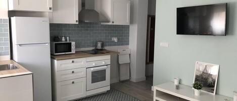 Réfrigérateur, micro-ondes, four, grille-pain