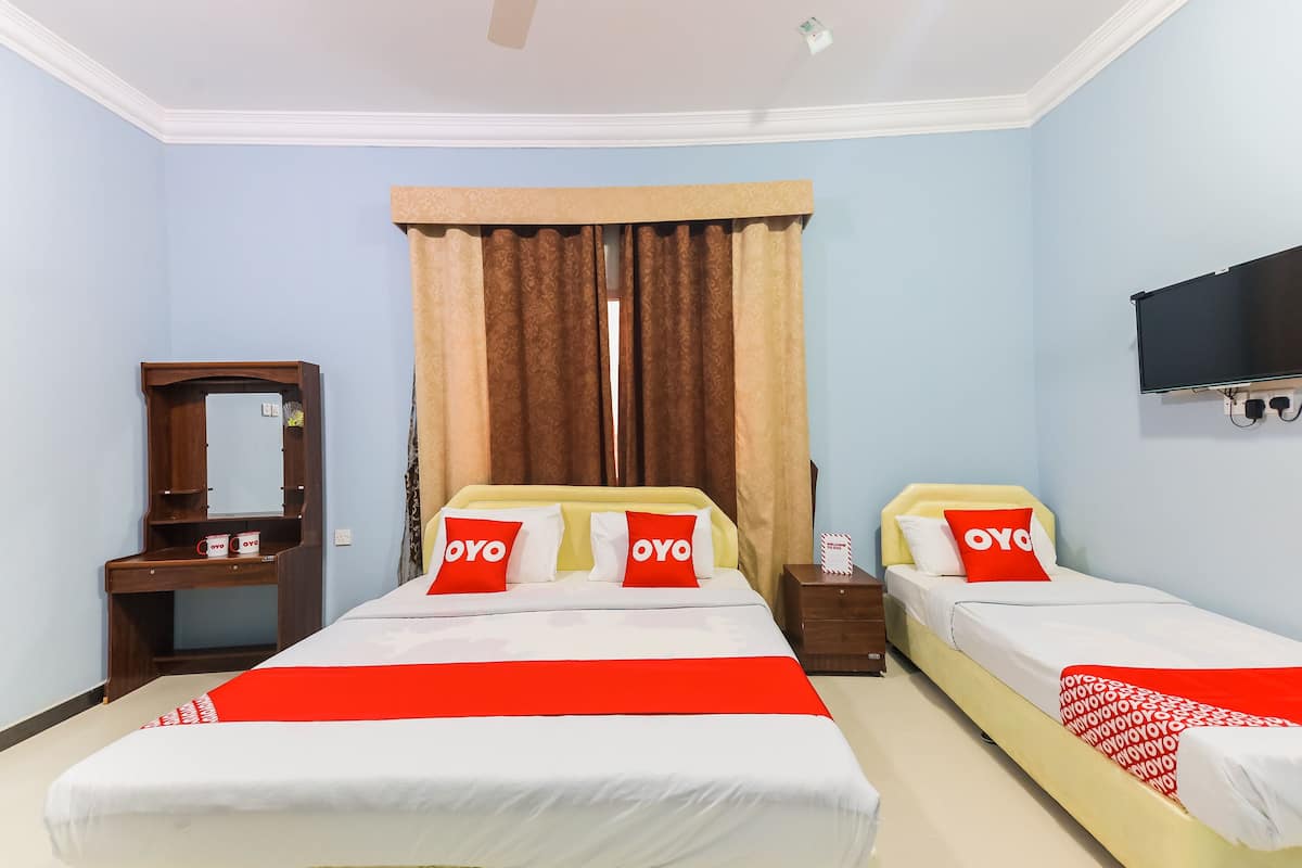 Hypo-allergenic bedding available, in-room safe, desk, laptop workspace