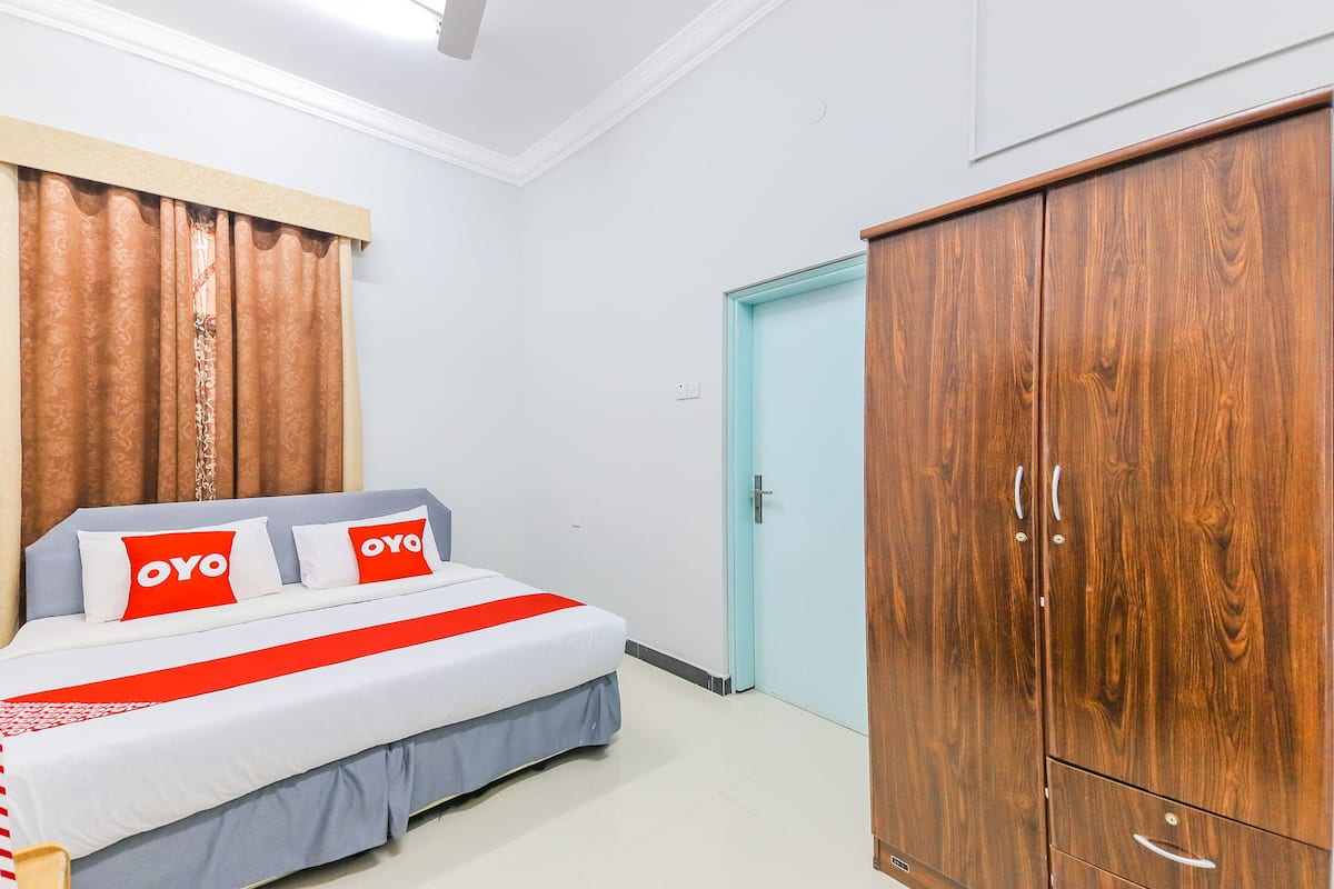 Standard Room | Hypo-allergenic bedding available, in-room safe, desk, laptop workspace