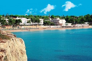 ビーチの近く、サンラウンジャー