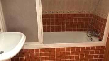 Sèche-cheveux, serviettes fournies, savon, papier toilette