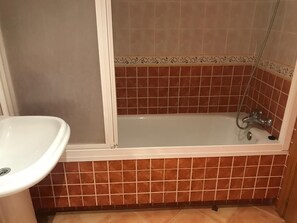 Secador de pelo, toallas, jabón, papel higiénico