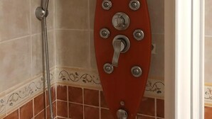 Cabina de ducha con panel de control rojo y dos cabezales.