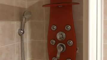 Een haardroger, handdoeken, zeep, toiletpapier